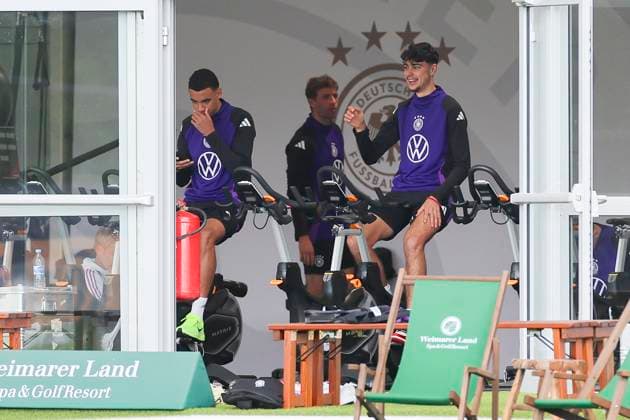 Jamal Musiala und Aleksandar Pavlovic sitzen im Zelt auf dem Fahrrad, Oeffentliches Training Tag 2, Trainingslager der deutschen Natiionalmannschaft, Ernst-Abbe-Sportfeld, 28.05.2024, Jena, Deutschland.
