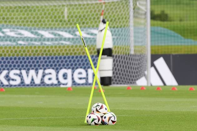 Fussbaelle der Firma adidas liegen zwischen zwei Stangen auf dem Trainingsplatz, Oeffentliches Training Tag 2, Trainingslager der deutschen Natiionalmannschaft, Ernst-Abbe-Sportfeld, 28.05.2024, Jena, Deutschland.