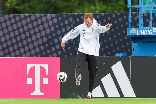 Bundestrainer Julian Nagelsmann kontrolliert den Ball, Oeffentliches Training Tag 2, Trainingslager der deutschen Natiionalmannschaft, Ernst-Abbe-Sportfeld, 28.05.2024, Jena, Deutschland.