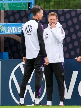 Co-Trainer Sandro Wagner und Bundestrainer Julian Nagelsmann unterhalten sich, Oeffentliches Training Tag 2, Trainingslager der deutschen Natiionalmannschaft, Ernst-Abbe-Sportfeld, 28.05.2024, Jena, Deutschland.