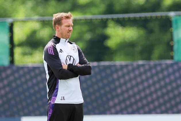 Bundestrainer Julian Nagelsmann schaut, Oeffentliches Training Tag 2, Trainingslager der deutschen Natiionalmannschaft, Ernst-Abbe-Sportfeld, 28.05.2024, Jena, Deutschland.
