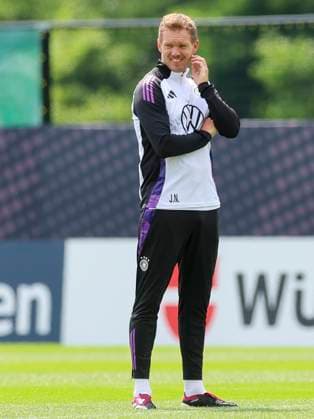 Bundestrainer Julian Nagelsmann schaut, Oeffentliches Training Tag 2, Trainingslager der deutschen Natiionalmannschaft, Ernst-Abbe-Sportfeld, 28.05.2024, Jena, Deutschland.