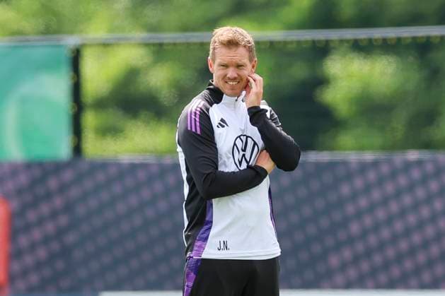 Bundestrainer Julian Nagelsmann schaut, Oeffentliches Training Tag 2, Trainingslager der deutschen Natiionalmannschaft, Ernst-Abbe-Sportfeld, 28.05.2024, Jena, Deutschland.