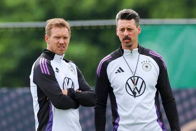 Bundestrainer Julian Nagelsmann und Co-Trainer Sandro Wagner schauen, Oeffentliches Training Tag 2, Trainingslager der deutschen Natiionalmannschaft, Ernst-Abbe-Sportfeld, 28.05.2024, Jena, Deutschland.