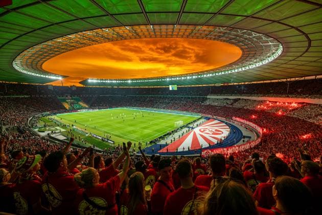 Fußball Berlin 25.05.2024 DFB Pokalfinal 1. FC Kaiserslautern - Bayer 04 Leverkusen 0:1 Bayer 04 Leverkusen gewinnt den Deutschen Pokal 2024 Berliner Olympiastadion Sportstätte Kaiserslautern Fans im Vordergrund und rechts