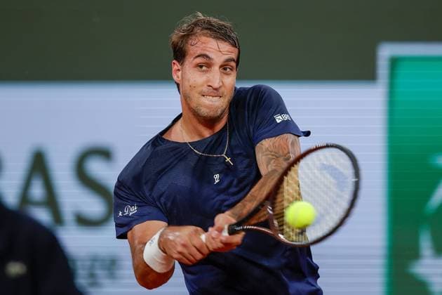 28.05.2024 Tennis, French Open 2024 Roland-Garros, FRA, Court Philippe-Chatrier - FIRST ROUND Felipe Meligeni Alves (Brazil) - Casper Ruud (Norway) Bild: v. li. Meligeni Alves (Brazil) spielt eine Rückhand. Copyright: HMBxMedia AntonioxBorga