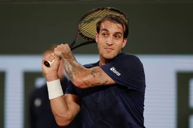 28.05.2024 Tennis, French Open 2024 Roland-Garros, FRA, Court Philippe-Chatrier - FIRST ROUND Felipe Meligeni Alves (Brazil) - Casper Ruud (Norway) Bild: v. li. Meligeni Alves (Brazil) spielt eine Rückhand. Copyright: HMBxMedia AntonioxBorga
