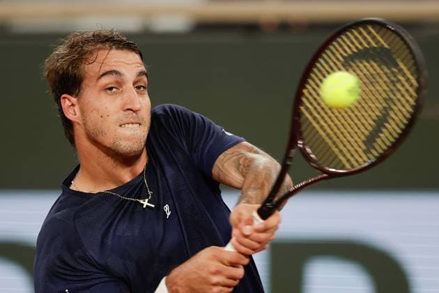 28.05.2024 Tennis, French Open 2024 Roland-Garros, FRA, Court Philippe-Chatrier - FIRST ROUND Felipe Meligeni Alves (Brazil) - Casper Ruud (Norway) Bild: v. li. Meligeni Alves (Brazil) spielt eine Rückhand. Copyright: HMBxMedia AntonioxBorga