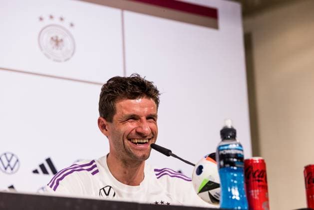 DFB Trainingslager Pressekonferenz; 28.05.2024 Thomas Müller (Deutschland) lacht, lachend DFB Trainingslager Pressekonferenz; Blankenhain, Golf&Spa Resort Weimarer Land am 28.05.2024 Copyright: xBEAUTIFULxSPORTS Wunderlx