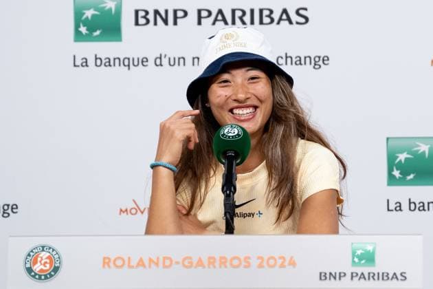(240528) -- PARIS, May 28, 2024 -- Zheng Qinwen of China attends the press conference, PK, Pressekonferenz after winning the women s singles first round match against Alize Cornet of France at the French tennis tournament at Roland Garros in Paris, France, on May 28, 2024. ) (SP)FRANCE-PARIS-TENNIS-FRENCH OPEN-WOMEN S SINGLES MengxDingbo 