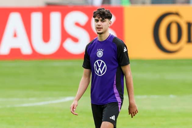 Aleksandar Pavlovic schaut, Oeffentliches Training Tag 1, Trainingslager der deutschen Natiionalmannschaft, Ernst-Abbe-Sportfeld, 27.05.2024, Jena, Deutschland.