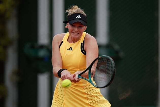 Tennis, French Open, Tag 3 28.05.2024 Tennis, French Open 2024 Roland-Garros, FRA, Women™s Singles Court 13 - FIRST ROUND Ashlyn Krueger (USA) - Tamara Korpatsch (GER) Bild: v. li. Ashlyn Krueger (USA) spielt eine Rückhand. Copyright: HMBxMedia AntonioxBorga