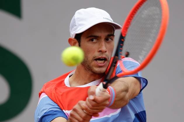 Tennis, French Open, Tag 3 28.05.2024 Tennis, French Open 2024 Roland-Garros, FRA, Men™s Singles Court 8 Nuno Borges (Portugal) - Tomas Machac (Czech Republic) Bild: v. li. Nuno Borges (Portugal) spielt eine Rückhand. Copyright: HMBxMedia AntonioxBorga