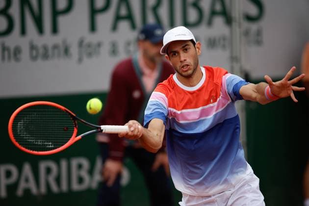 Tennis, French Open, Tag 3 28.05.2024 Tennis, French Open 2024 Roland-Garros, FRA, Men™s Singles Court 8 Nuno Borges (Portugal) - Tomas Machac (Czech Republic) Bild: v. li. Nuno Borges (Portugal) spielt eine Vorhand. Copyright: HMBxMedia AntonioxBorga