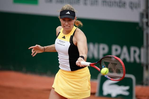 Tennis, French Open, Tag 3 28.05.2024 Tennis, French Open 2024 Roland-Garros, FRA, Women™s Singles Court 2 - FIRST ROUND Arantxa Rus (NL) - Angelique Kerber (GER) Bild: v. li. Angelique Kerber (GER) spielt eine Vorhand. Copyright: HMBxMedia AntonioxBorga