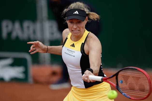 28.05.2024 Tennis, French Open 2024 Roland-Garros, FRA, Women™s Singles Court 2 - FIRST ROUND Arantxa Rus (NL) - Angelique Kerber (GER) Bild: v. li. Angelique Kerber (GER) kämpft, spielt eine Vorhand. Copyright: HMBxMedia AntonioxBorga