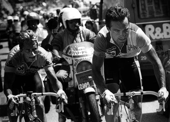 Bernard Hinault Bernard Hinault en Greg Lemond tijdens de beklimming van de Alpe D Huez. foto Cor Vos  Copyright: xx