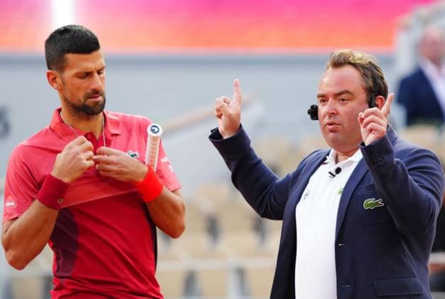 Tennis, French Open, Tag 3 Novak Djokovic gets instructions from the umpire before the coin toss French Open Tennis, Day 3, Tennis, Roland Garros, Paris, France - 28 May 2024  Copyright: xJavierxGarcia Shutterstockx 14506171fr