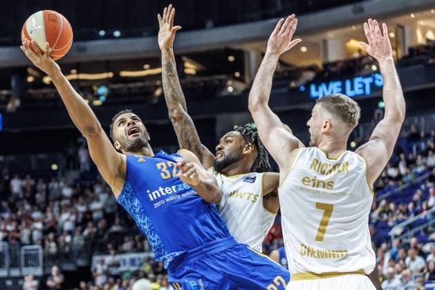 Sport Bilder des Tages 28.05.2024, Berlin, Basketball, 1. Bundesliga, easyCredit BBL, Playoffs, Halbfinale, Spiel 1, Uber Arena: ALBA BERLIN - NINERS Chemnitz. ALBAs Johannes Thiemann (l-r) kaempft gegen Jeff Garrett und Jonas Richter von Niners Chemnitz um den Ball. ALBA BERLIN - NINERS Chemnitz