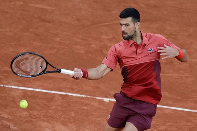 Tennis, French Open, Tag 3 28.05.2024 Tennis, French Open 2024 Roland-Garros, FRA, Men™s Singles Court Philippe-Chatrier FIRST ROUND Novak Djokovic (Serbia) - Pierre-Hugues Herbert (France) Bild: v. li. Novak Djokovic (Serbia) spielt eine Vorhand. Copyright: HMBxMedia AntonioxBorga