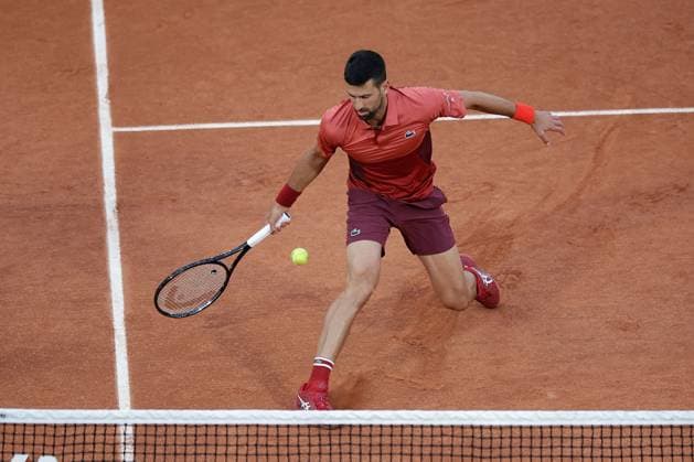 Tennis, French Open, Tag 3 28.05.2024 Tennis, French Open 2024 Roland-Garros, FRA, Men™s Singles Court Philippe-Chatrier FIRST ROUND Novak Djokovic (Serbia) - Pierre-Hugues Herbert (France) Bild: v. li. Novak Djokovic (Serbia) spielt eine Vorhand. Copyright: HMBxMedia AntonioxBorga