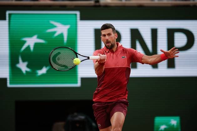 Tennis, French Open, Tag 3 28.05.2024 Tennis, French Open 2024 Roland-Garros, FRA, Men™s Singles Court Philippe-Chatrier FIRST ROUND Novak Djokovic (Serbia) - Pierre-Hugues Herbert (France) Bild: v. li. Novak Djokovic (Serbia) spielt eine Vorhand. Copyright: HMBxMedia AntonioxBorga