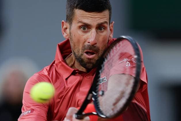 Tennis, French Open, Tag 3 28.05.2024 Tennis, French Open 2024 Roland-Garros, FRA, Men™s Singles Court Philippe-Chatrier FIRST ROUND Novak Djokovic (Serbia) - Pierre-Hugues Herbert (France) Bild: v. li. Novak Djokovic (Serbia) spielt eine Rückhand. Copyright: HMBxMedia AntonioxBorga