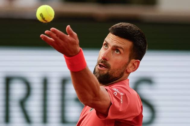 Tennis, French Open, Tag 3 28.05.2024 Tennis, French Open 2024 Roland-Garros, FRA, Men™s Singles Court Philippe-Chatrier FIRST ROUND Novak Djokovic (Serbia) - Pierre-Hugues Herbert (France) Bild: v. li. Novak Djokovic (Serbia) macht einen Aufschlag. Copyright: HMBxMedia AntonioxBorga