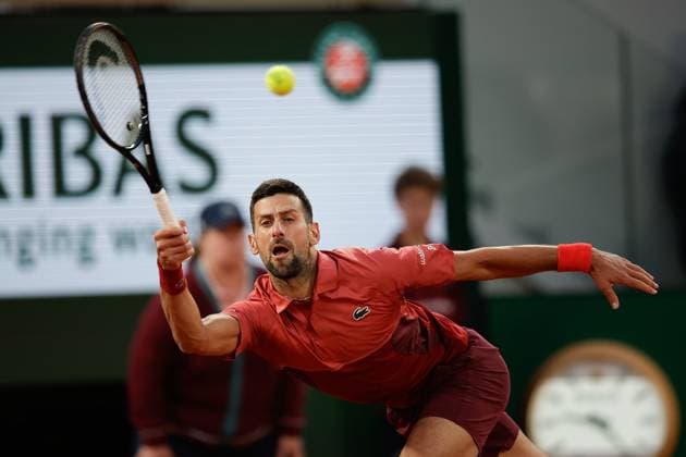 Tennis, French Open, Tag 3 28.05.2024 Tennis, French Open 2024 Roland-Garros, FRA, Men™s Singles Court Philippe-Chatrier FIRST ROUND Novak Djokovic (Serbia) - Pierre-Hugues Herbert (France) Bild: v. li. Novak Djokovic (Serbia) spielt eine Vorhand. Copyright: HMBxMedia AntonioxBorga