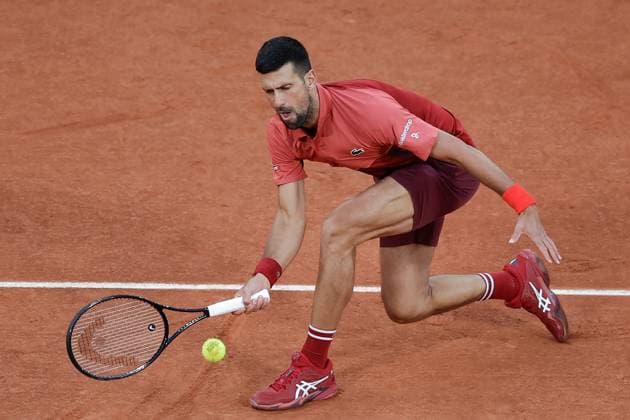 Tennis, French Open, Tag 3 28.05.2024 Tennis, French Open 2024 Roland-Garros, FRA, Men™s Singles Court Philippe-Chatrier FIRST ROUND Novak Djokovic (Serbia) - Pierre-Hugues Herbert (France) Bild: v. li. Novak Djokovic (Serbia) spielt eine Vorhand. Copyright: HMBxMedia AntonioxBorga
