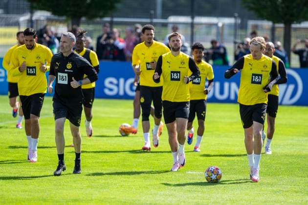 Training Borussia Dortmund, 28.05.2024 Die Dortmunder Mannschaft läuft sich warm. Trainingseinheit von Borussia Dortmund am 28.05.2024 vor dem UEFA Championsleague Finale gegen Real Madrid, Trainingsgelände Hohenbuschei, Dortmund DFL regulations prohibit any use of photographs as image sequences and or quasi-video Copyright: xBEAUTIFULxSPORTS Meuselx