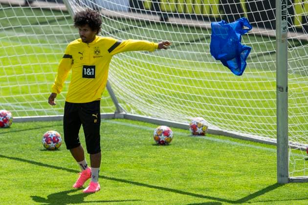 Training Borussia Dortmund, 28.05.2024 Karim Adeyemi (Borussia Dortmund, 27) wirft sein Leibchen weg. Trainingseinheit von Borussia Dortmund am 28.05.2024 vor dem UEFA Championsleague Finale gegen Real Madrid, Trainingsgelände Hohenbuschei, Dortmund DFL regulations prohibit any use of photographs as image sequences and or quasi-video Copyright: xBEAUTIFULxSPORTS Meuselx