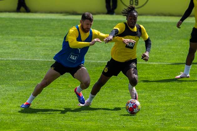 Training Borussia Dortmund, 28.05.2024 Salih Özcan (Borussia Dortmund, 6) im Zweikampf mit Jamie Bynoe-Gittens (Borussia Dortmund, 43). Trainingseinheit von Borussia Dortmund am 28.05.2024 vor dem UEFA Championsleague Finale gegen Real Madrid, Trainingsgelände Hohenbuschei, Dortmund DFL regulations prohibit any use of photographs as image sequences and or quasi-video Copyright: xBEAUTIFULxSPORTS Meuselx