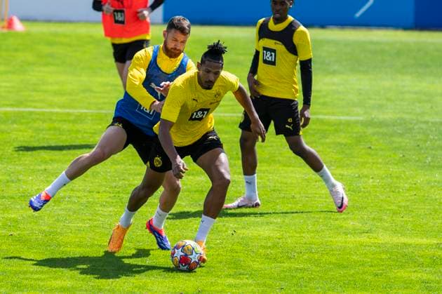 Training Borussia Dortmund, 28.05.2024 Sebastien Haller (Borussia Dortmund, 9) im Zweikampf mit Salih Özcan (Borussia Dortmund, 6). Trainingseinheit von Borussia Dortmund am 28.05.2024 vor dem UEFA Championsleague Finale gegen Real Madrid, Trainingsgelände Hohenbuschei, Dortmund DFL regulations prohibit any use of photographs as image sequences and or quasi-video Copyright: xBEAUTIFULxSPORTS Meuselx