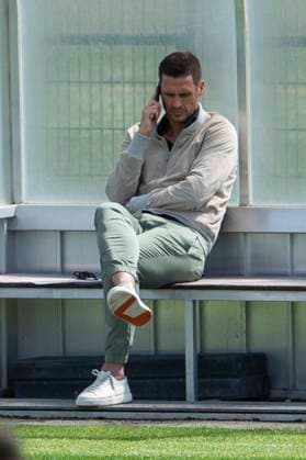Training Borussia Dortmund, 28.05.2024 Sebastian Kehl telefoniert während des Trainings. Trainingseinheit von Borussia Dortmund am 28.05.2024 vor dem UEFA Championsleague Finale gegen Real Madrid, Trainingsgelände Hohenbuschei, Dortmund DFL regulations prohibit any use of photographs as image sequences and or quasi-video Copyright: xBEAUTIFULxSPORTS Meuselx
