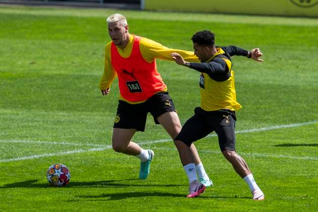 Training Borussia Dortmund, 28.05.2024 Niklas Süle (Borussia Dortmund, 25) im Zweikampf mit Jadon Sancho (Borussia Dortmund, 10). Trainingseinheit von Borussia Dortmund am 28.05.2024 vor dem UEFA Championsleague Finale gegen Real Madrid, Trainingsgelände Hohenbuschei, Dortmund DFL regulations prohibit any use of photographs as image sequences and or quasi-video Copyright: xBEAUTIFULxSPORTS Meuselx