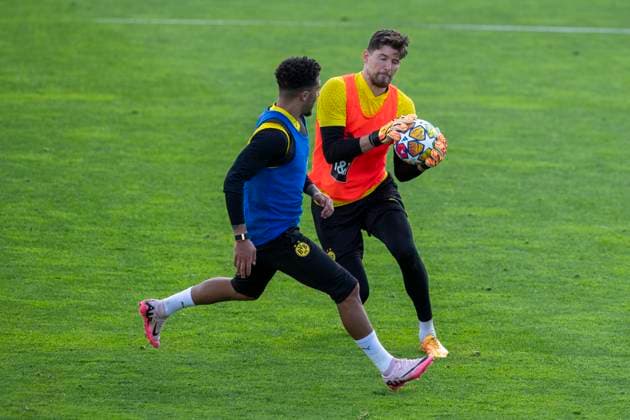 Training Borussia Dortmund, 28.05.2024 Gregor Kobel (Borussia Dortmund, 1) im Zweikampf mit Jadon Sancho (Borussia Dortmund, 10). Trainingseinheit von Borussia Dortmund am 28.05.2024 vor dem UEFA Championsleague Finale gegen Real Madrid, Trainingsgelände Hohenbuschei, Dortmund DFL regulations prohibit any use of photographs as image sequences and or quasi-video Copyright: xBEAUTIFULxSPORTS Meuselx