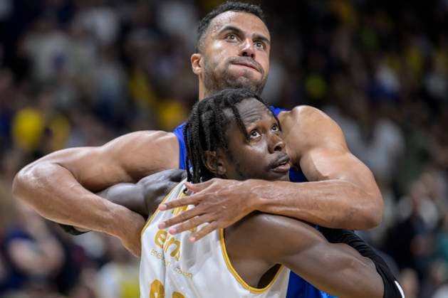 Sport Themen der Woche KW22 Sport Bilder des Tages GER, Berlin, Basketball, Alba Berlin vs Chemnitz Niners, BBL, Basketball, Uber Arena, 28.05. 2024, Playoff Halbfinale, v.l. Ousman Krubally (Niners Chemnitz, 24), Johannes Thiemann (Alba Berlin, 32), Zweikampf, Action, Kampf, kaempft um den Ball, *** GER, Berlin, Basketball, Alba Berlin vs Chemnitz Niners, BBL, Basketball, Uber Arena, 28 05 2024, Playoff semi-final, v l Ousman Krubally Niners Chemnitz, 24 , Johannes Thiemann Alba Berlin, 32 , duel, action, fight, fights for the ball, Copyright: HMBxMedia UwexKoch