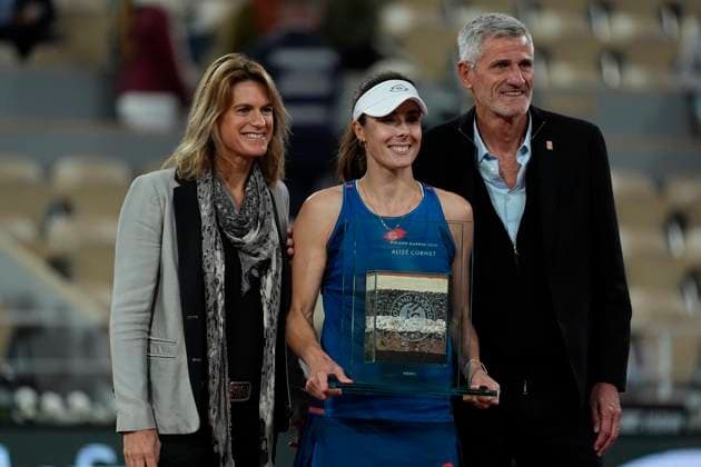 Sport Bilder des Tages Tennis, French Open, Tag 3 PARIS, FRANCE - Alize Cornet poses alongside of Amelie Mauresmo and Gilles Moreton during her retirement ceremony after the 1st round of Roland Garros 2024 match between Zheng Qinwen vs Alize Cornet at Roland Garros Stadium on May 28, 2024 in Paris, France. (Photo by Glenn Gervot Icon Sportswire) TENNIS: MAY 28 Roland-Garros EDITORIAL USE ONLY Icon20240528618420241