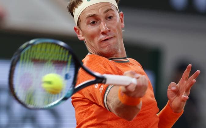 (240529) -- PARIS, May 29, 2024 -- Casper Ruud of Norway hits a return during the men s singles first round match between Casper Ruud of Norway and Felipe Meligeni Alves of Brazil at the French tennis tournament at Roland Garros in Paris, France, on May 28, 2024. ) (SP)FRANCE-PARIS-TENNIS-FRENCH OPEN-MEN S SINGLES GaoxJing 