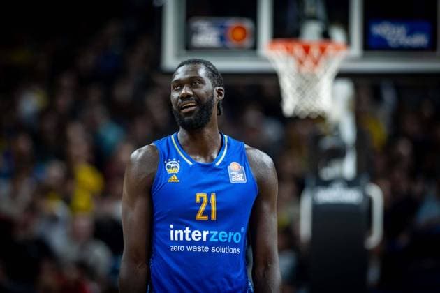 Basketball Berlin 28.05.2024 Saison 2023 2024 1. Bundesliga easyCredit BBL Playoffs Halbfinale Spiel 1 Alba Berlin - NINERS Chemnitz Khalifa Koumadje (Alba Berlin, No.21) Christ
