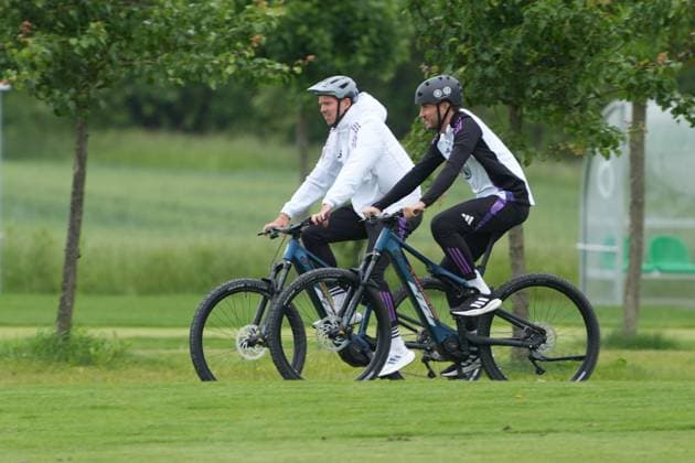 Bundestrainer Julian Nagelsmann (Deutschland Germany) kommt mit dem Fahrrad zum Training - Blankenhain 29.05.2024: Trainingslager der Deutschen Nationalmannschaft zur EM-Vorbereitung, Golf Resort Weimarer Land