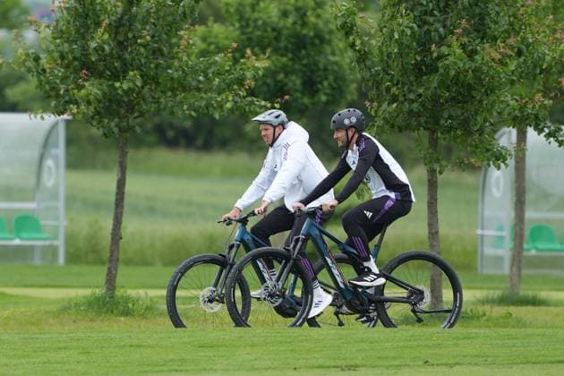 Bundestrainer Julian Nagelsmann (Deutschland Germany) kommt mit dem Fahrrad zum Training - Blankenhain 29.05.2024: Trainingslager der Deutschen Nationalmannschaft zur EM-Vorbereitung, Golf Resort Weimarer Land