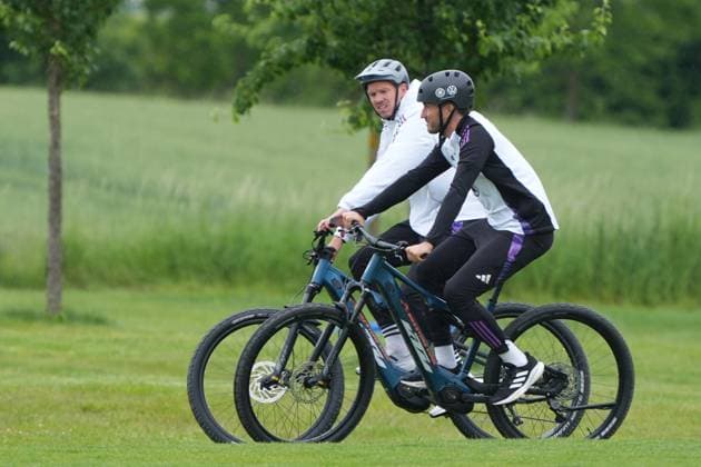 Sport Bilder des Tages Bundestrainer Julian Nagelsmann (Deutschland Germany) kommt mit dem Fahrrad zum Training - Blankenhain 29.05.2024: Trainingslager der Deutschen Nationalmannschaft zur EM-Vorbereitung, Golf Resort Weimarer Land