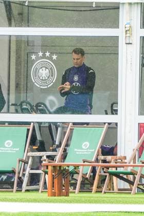 Torwart Goalie Manuel Neuer (Deutschland Germany) trainiert auf dem Ergometer und prüft seine Pulsuhr - Blankenhain 29.05.2024: Trainingslager der Deutschen Nationalmannschaft zur EM-Vorbereitung, Golf Resort Weimarer Land