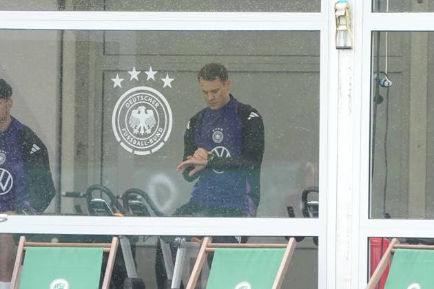 Torwart Goalie Manuel Neuer (Deutschland Germany) trainiert auf dem Ergometer und prüft seine Pulsuhr - Blankenhain 29.05.2024: Trainingslager der Deutschen Nationalmannschaft zur EM-Vorbereitung, Golf Resort Weimarer Land