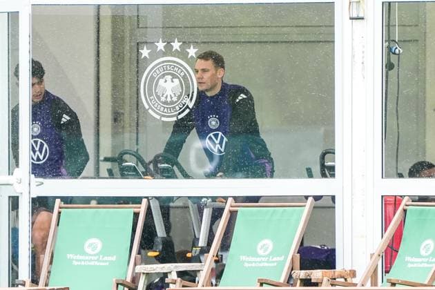 Torwart Goalie Manuel Neuer (Deutschland Germany) trainiert auf dem Ergometer und prüft seine Pulsuhr - Blankenhain 29.05.2024: Trainingslager der Deutschen Nationalmannschaft zur EM-Vorbereitung, Golf Resort Weimarer Land