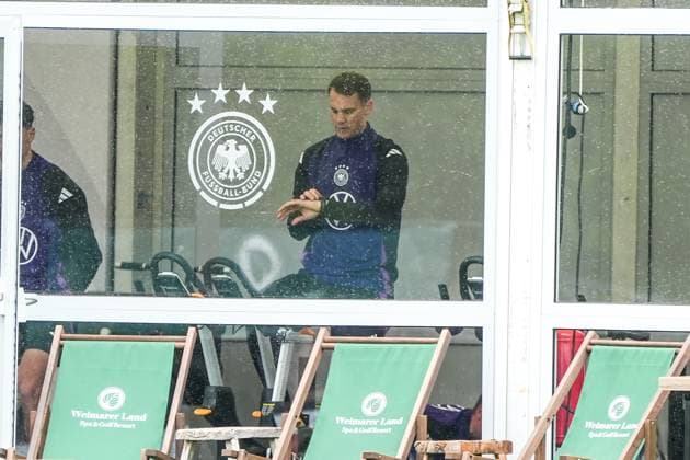 Torwart Goalie Manuel Neuer (Deutschland Germany) trainiert auf dem Ergometer und prüft seine Pulsuhr - Blankenhain 29.05.2024: Trainingslager der Deutschen Nationalmannschaft zur EM-Vorbereitung, Golf Resort Weimarer Land