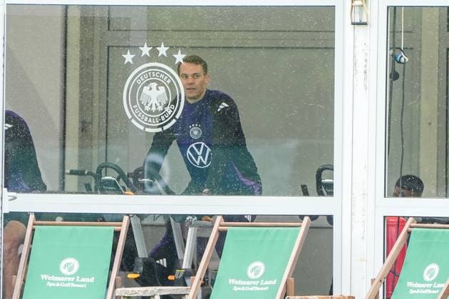 Torwart Goalie Manuel Neuer (Deutschland Germany) trainiert auf dem Ergometer und prüft seine Pulsuhr - Blankenhain 29.05.2024: Trainingslager der Deutschen Nationalmannschaft zur EM-Vorbereitung, Golf Resort Weimarer Land