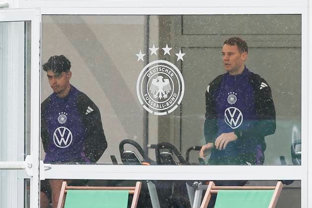 Aleksandar Pavlovic und Torhueter Manuel Neuer sitzen im Fitnesszelt auf dem Fahrrad, Training Tag 3, Trainingslager der deutschen Natiionalmannschaft, Spa- und GolfResort Weimarer Land, 29.05.2024, Blankenhain, Deutschland.